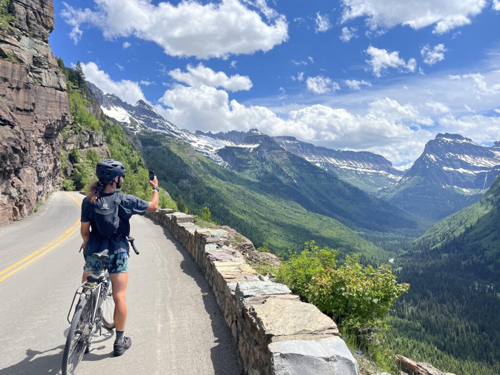 Cycliste qui prend une photo, going-to-the-sun road