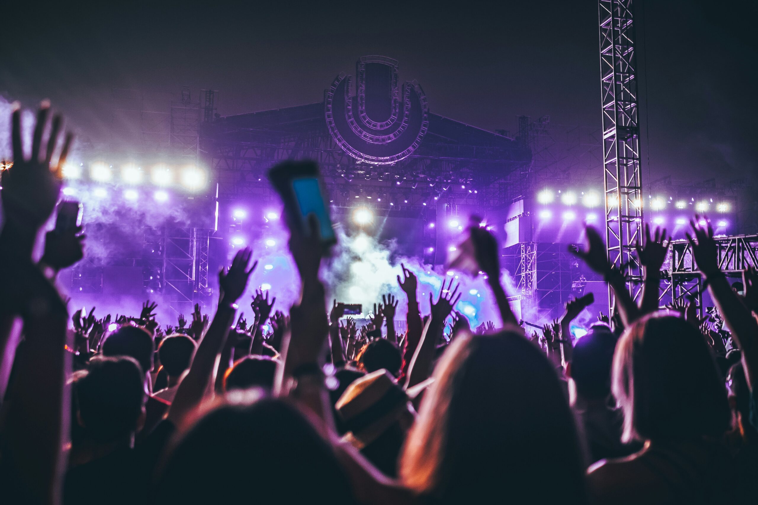 Festivaliers devant une scène